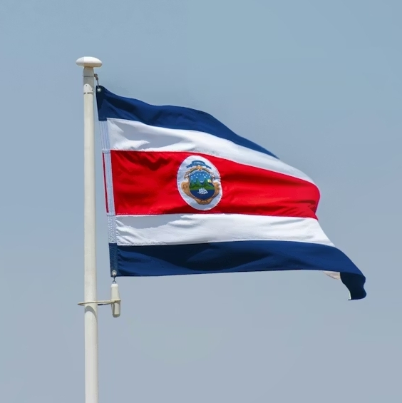 drapeau du Costa Rica flottant au vent